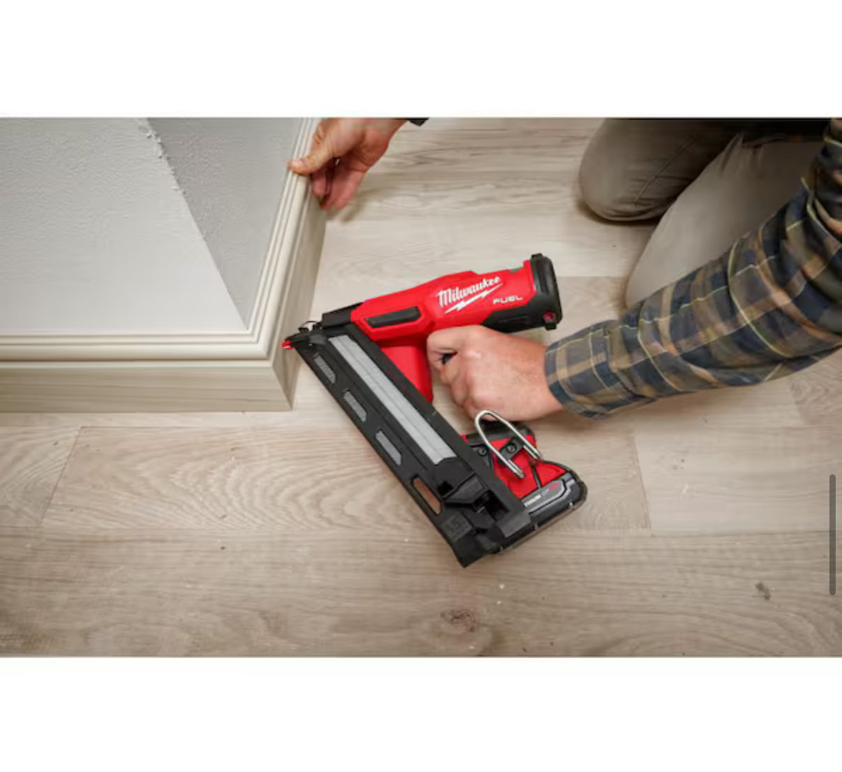 Clavadora Milwaukee M18 FUEL 15 Ga Potencia profesional sin compresor, ideal para acabados finos